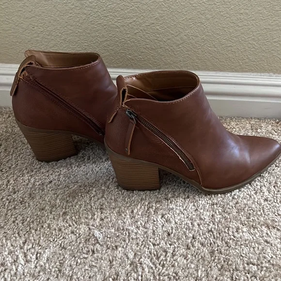 Universal Threads ankle Boots - Picture 4 of 6